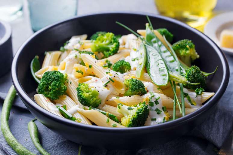 Macarrão com brócolis e molho branco 