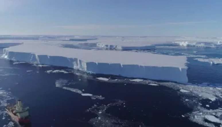 O Glaciar Thwaites está mais vulnerável ao degelo do que se pensava. Especialistas da Universidade da Califórnia usaram dados de radar do espaço para fazer uma espécie de raio-x da região.