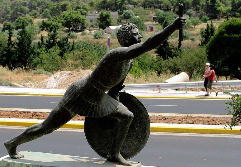 Estátua de Fidípides, a nordeste de Atenas, na Grécia