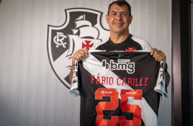 Carille wears the Vasco shirt for the first time