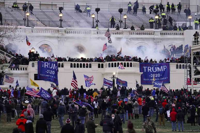 Manifestantes violentos leais a Trump invadem o Capitólio dos EUA em 6 de janeiro de 2021. (AP Photo/John Minchillo)