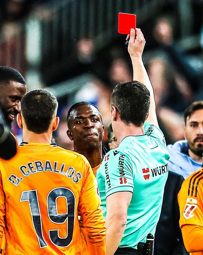 Vini Jr é expulso, e Real Madrid bate Valencia de virada pelo Campeonato Espanhol