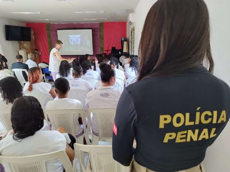 Documentário Liberta sendo exibido no auditório da Penitenciária Feminina Maria Júlia Maranhão, em João Pessoa.