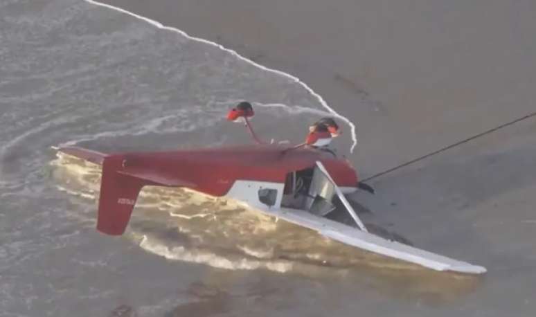 Imagem de avião na região costeira da Califórnia