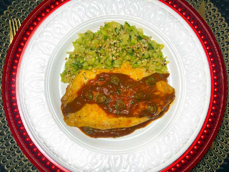 FILÉ DE PEIXE AO MOLHO DE TOMATES ASSADOS COM ALCAPARRAS