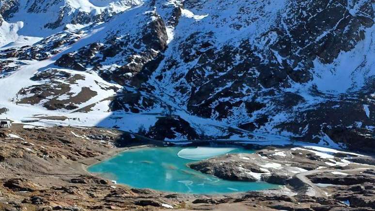 A geleira Hochjochferner e o lago da geleira hoje, no outono.