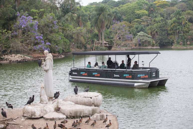 Acqua Safari permite maior contato com aves e macacos ao promover passeio a barco no Lago São Francisco – nome remete ao santo que, na crença católica, é considerado protetor dos animais.