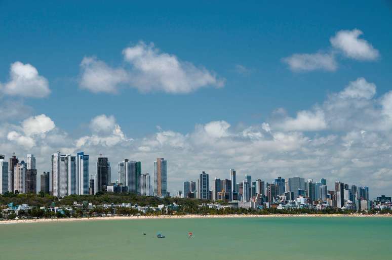 Lei de zoneamento impede prédios altos na orla de João Pessoa, mas logo atrás são erguidos alguns dos maiores edifícios do Brasil