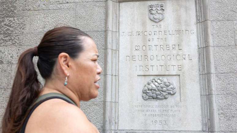 Kwetiio em frente à placa que identifica a ala McConnell do Instituto e Hospital Neurológico de Montreal, em 17 de julho de 2024.