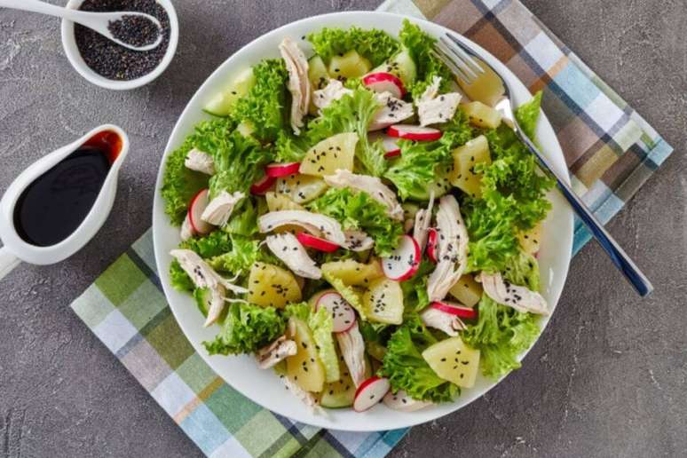 Salada de alface com frango, abacaxi e chia 