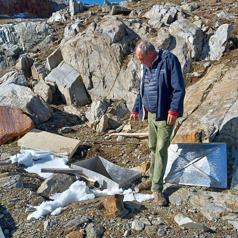 Paul Grüner e a fonte que ele encontrou nas montanhas e que abastece o hostel.