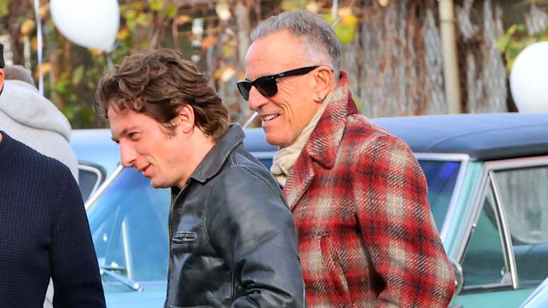 Jeremy Allen White e Bruce Springsteen no set de filmagens da cinebiografia 