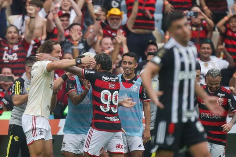 Gabigol comemora um de seus dois gols na decisão da Copa do Brasil contra o Atlético-MG.