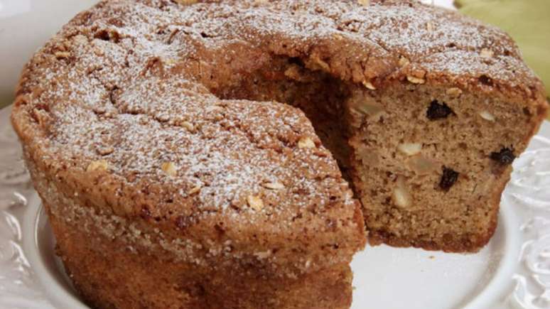 O bolo de banana, aveia e castanha é uma opção de lanche doce e saudável – Foto: Guia da Cozinha