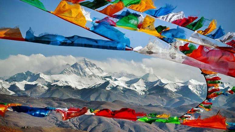 A fronteira internacional entre o Nepal e a China atravessa o Monte Everest.