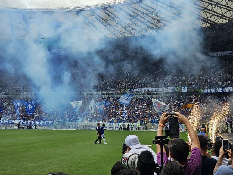 Gabigol e Pedrinho no meio do campo do Mineirão 