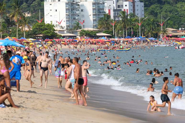 Movimentação de banhistas em praia em Caraguatatuba, no litoral norte paulista, nesta sexta-feira, 3.