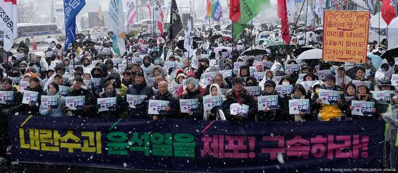 Protesto anti-Yoon tinha faixas com os dizeres "Prendam Yoon Suk Yeol"