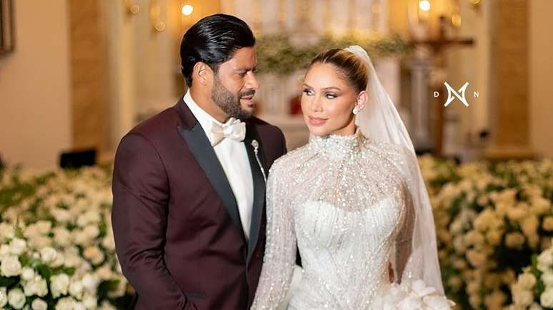 Hulk Paraíba e Camila Ângelo em seu casamento