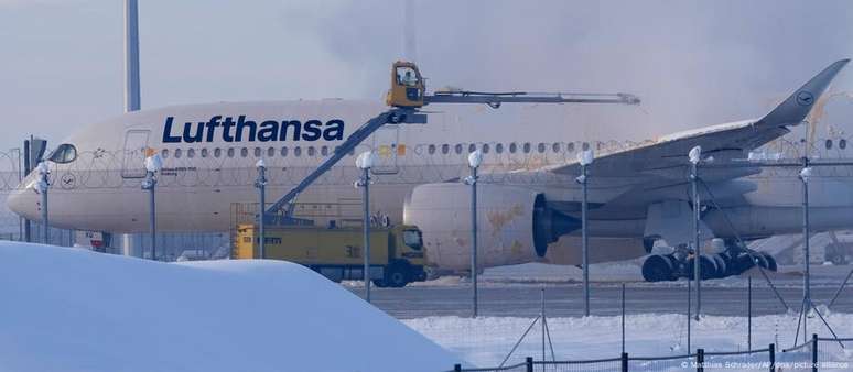 Companhia aérea alemã Lufthansa foi uma das que teve de cancelar voos no domingo devido ao clima de inverno (foto de arquivo)