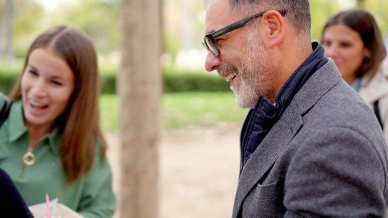 Lidia e Cristina, acompanhadas de seu chefe, Félix Durán, levam um bolo de surpresa para Vitória, comemorando seu aniversário