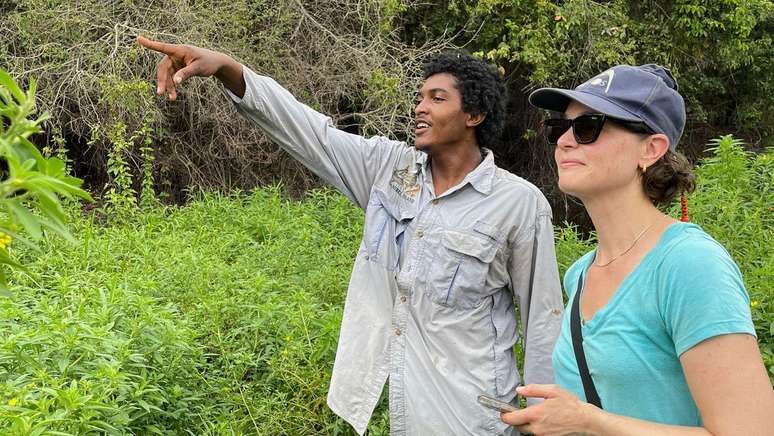 Marieka Brouwer Burg e um assistente de campo local, Melvin Quilter, conduzindo uma pesquisa nas zonas úmidas do santuário