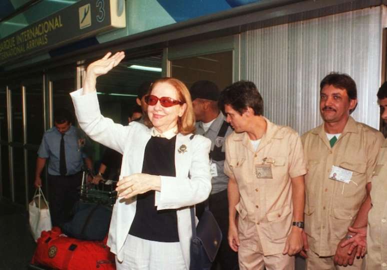 Fernanda Montenegro em chegada ao Aeroporto Internacional do RJ após voltar da cerimônia do Oscar, em março de 1999, em que concorreu por 'Central do Brasil'. Meses antes, o filme havia vencido o Globo de Ouro.