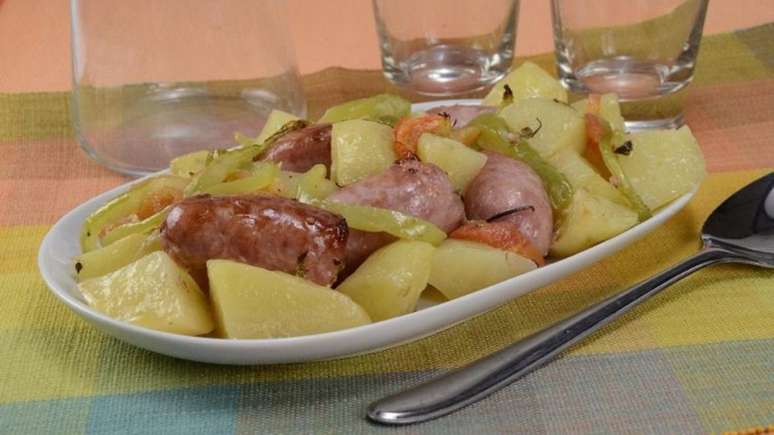 Batata assada com linguiça – Foto: Guia da Cozinha