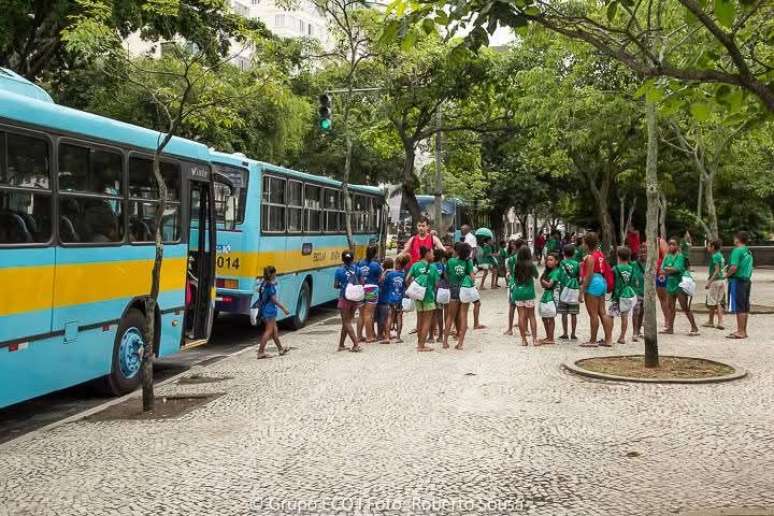 O aluguel dos ônibus é o maior custo da colônia de férias, R$ 1.300 por dia. Vaquinhas e outros corres garantem o transporte.