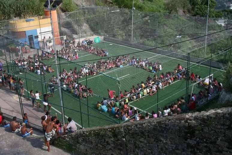 Campinho, no topo do morro Santa Marta, é onde as crianças se reúnem diariamente para cada passeio. 