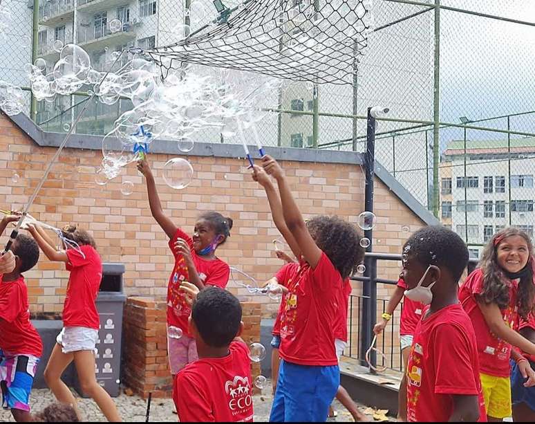 Crianças levadas pela colônia de férias do Santa Marta ao Sesc Tijuca. A cada ano, são 250 que conhecem locais parceiros do projeto.