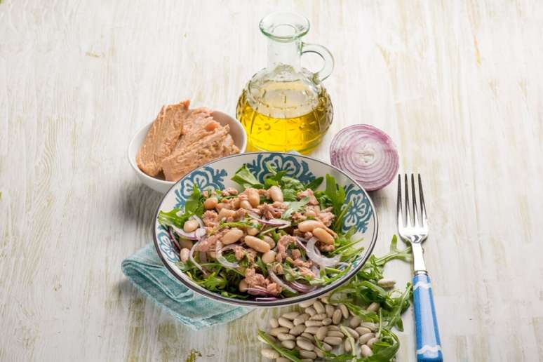 Salada de atum com feijão-branco e rúcula 