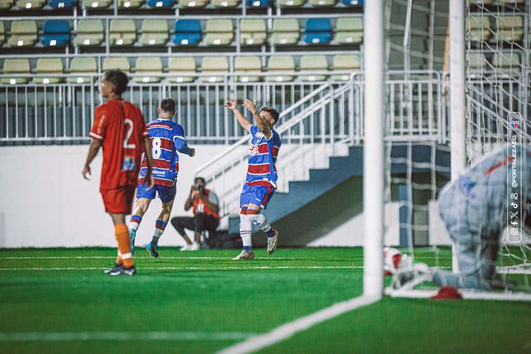 Lucca Prior comemora o um dos gols do Fortaleza na partida. 