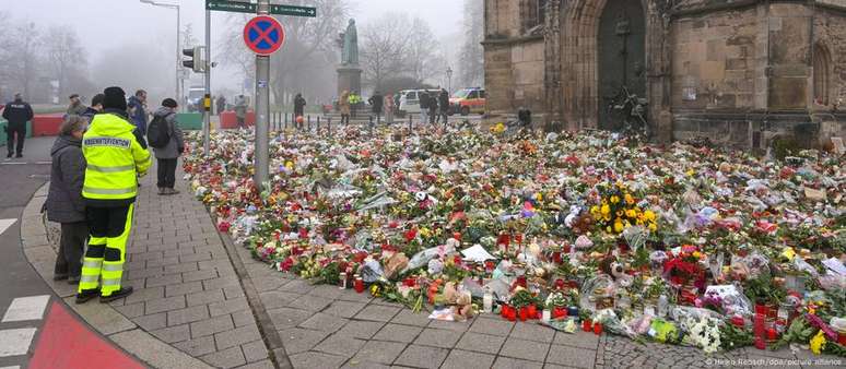 Flores foram depositadas perante uma igreja perto do mercado de Natal de Magdeburg