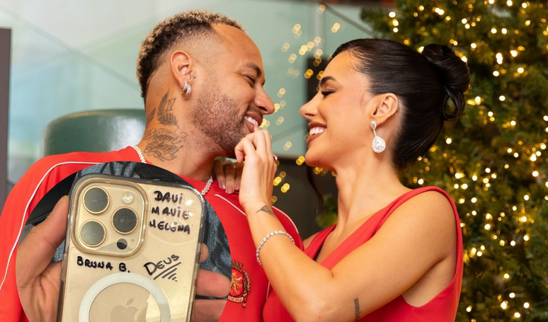 Neymar ganhou uma capa de celular personalizada por Bruna Biancardi.