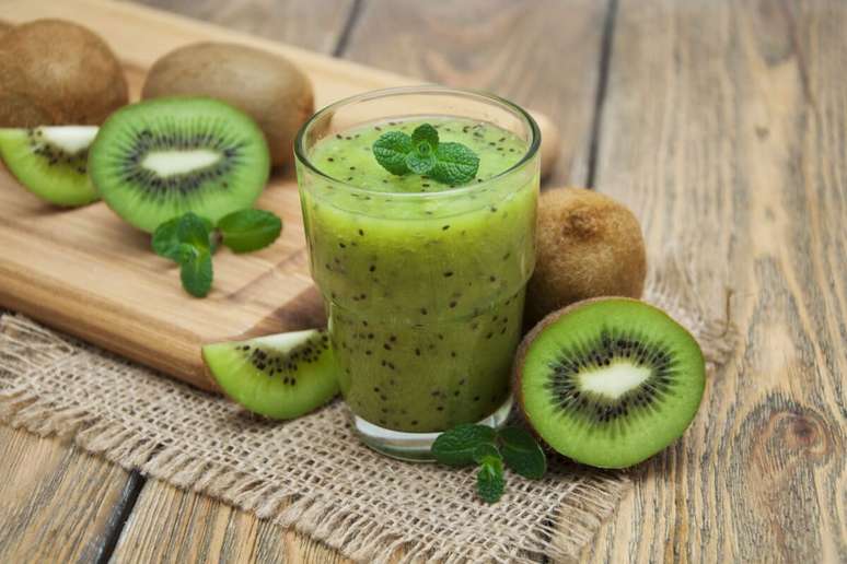 Suco detox de kiwi com limão, hortelã e gengibre 