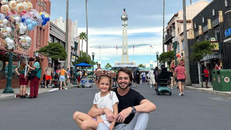 Gustavo Bechara celebra magia de Orlando ao lado da filha