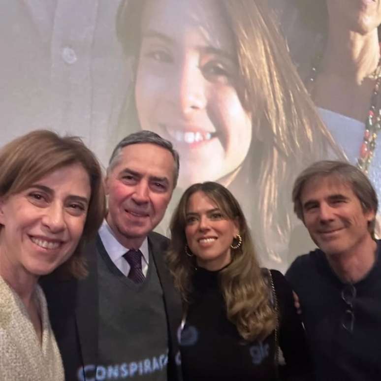 O presidente do STF Luís Roberto Barroso com Fernanda Torres, à esquerda, e Walter Salles, à direita.