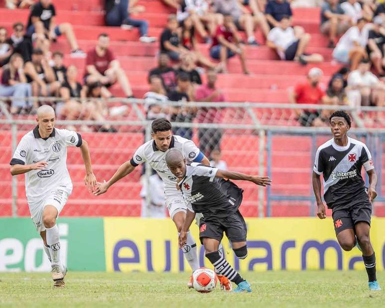 Ponta do Vasco, Juninho (com a bola) tenta avançar para o ataque –