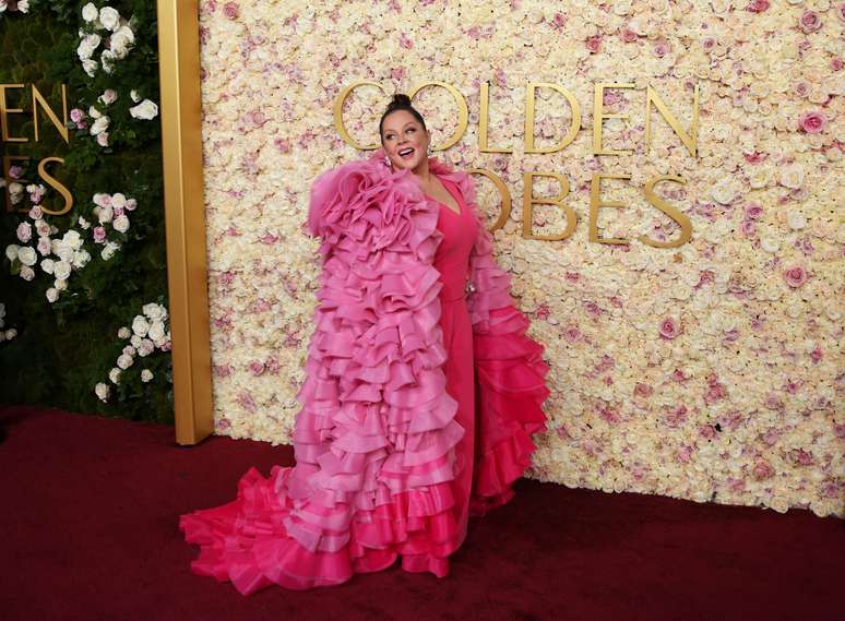 Melissa McCarthy se destaca com vestido de babados rosa choque