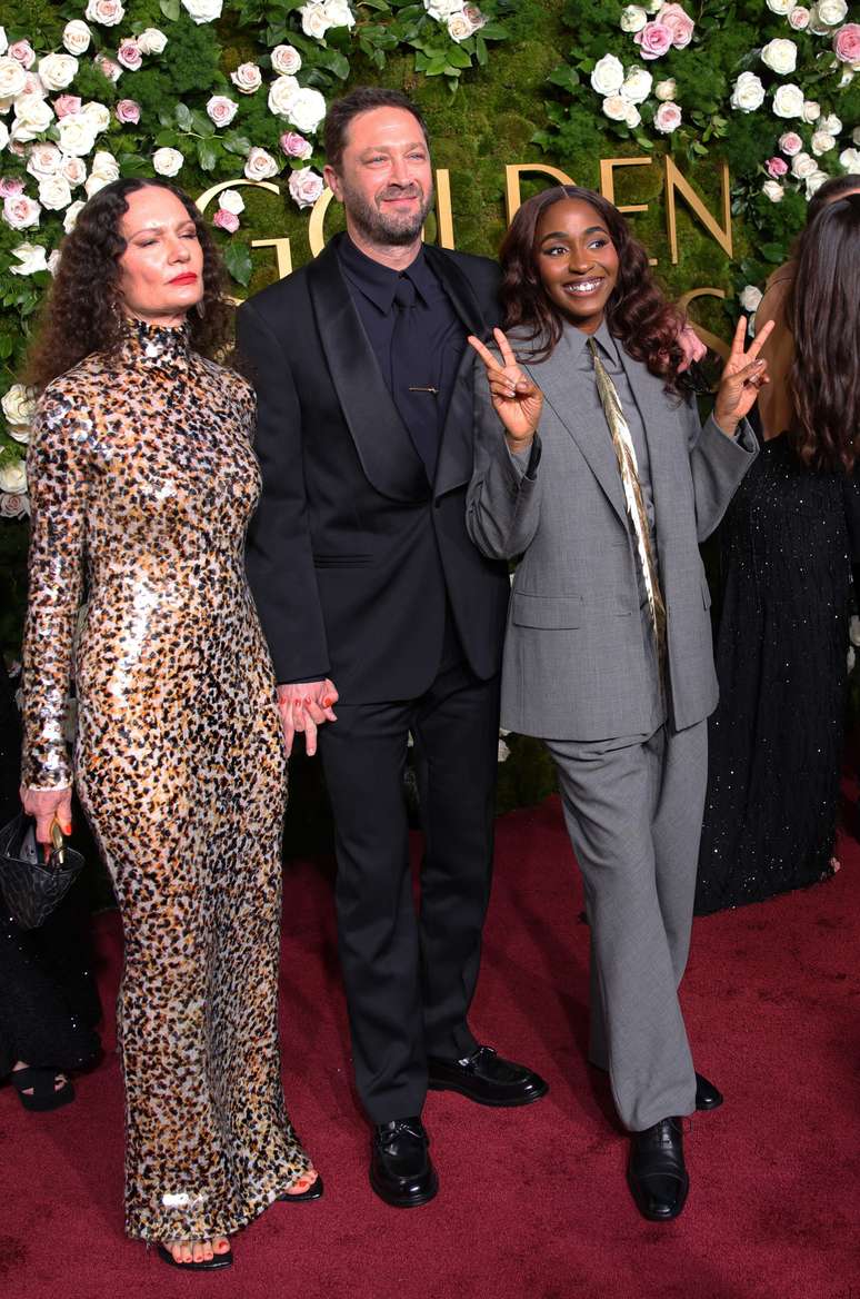 Ayo Edebiri (&agrave; direita) usou look inspirado em Julia Roberts