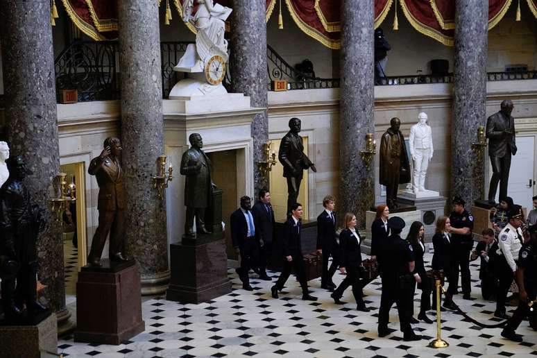Urnas carregadas para sessão conjunta do Congresso de certificação da eleição de Donald Trump no Capitólio dos EUA 