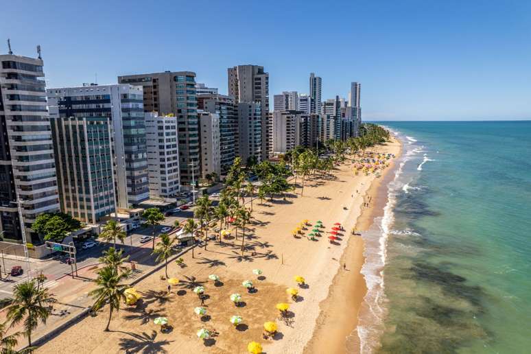 A orla de Boa Viagem oferece um roteiro irresistível para quem deseja pedalar e aproveitar a vista da praia 