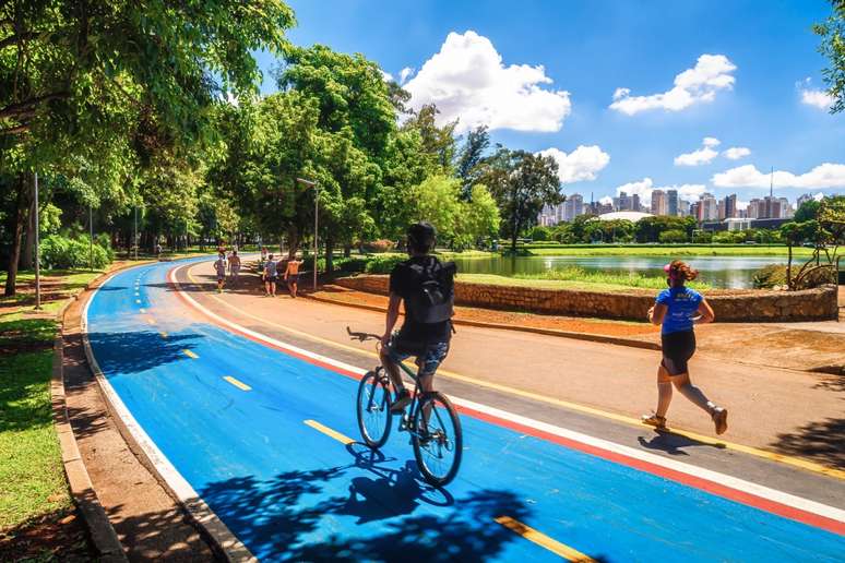 São Paulo combina lazer e saúde no Parque Ibirapuera, com rotas acessíveis para pedalar 