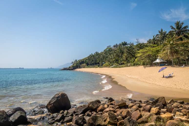 A Praia da Feiticeira é perfeita para relaxar, cercada por um visual deslumbrante e águas calmas 