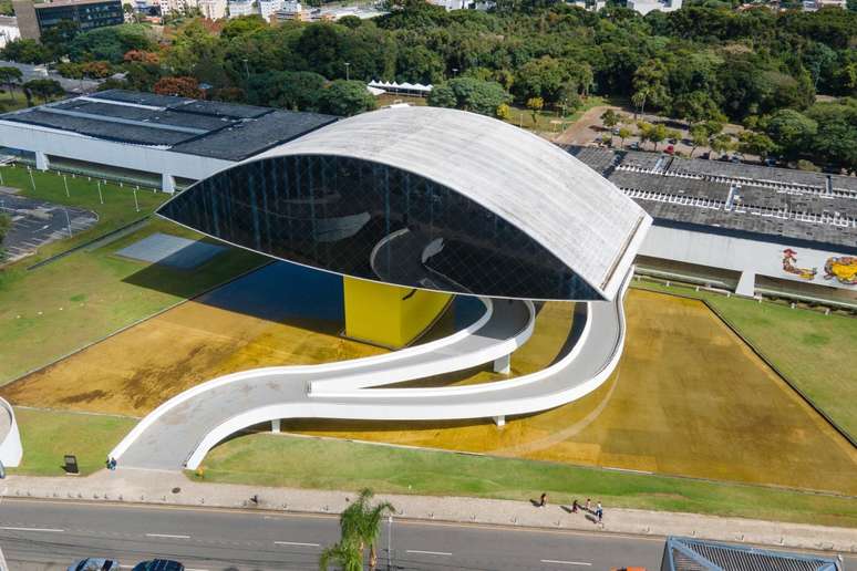 Em Curitiba, o trajeto entre o Mercado Municipal e o Museu Oscar Niemeyer é uma opção para quem deseja explorar a cidade pedalando 