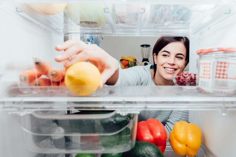 Manter os alimentos sempre refrigerados evita bactérias como a Salmonella 