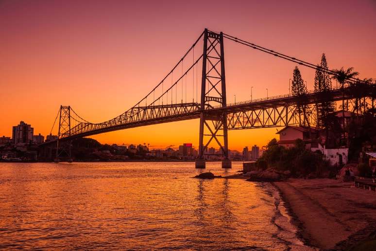 Em Florianópolis, é possível pedalar entre a ilha e o continente e passar pela ponte Hercílio Luz 