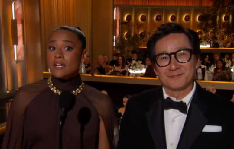 Ariana DeBose e Ke Huy Quan apresentam prêmio no Globo de Ouro