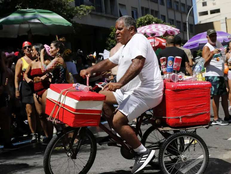 Vendedores ambulantes farão treinamento para atuar nos blocos de carnaval no Rio de Janeiro. 